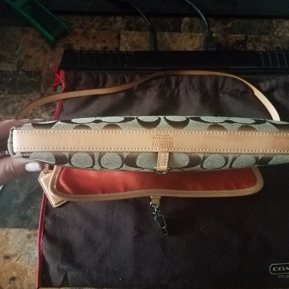Super cute Coach clutch bag. - Picture 2 of 7